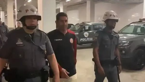 Preparador físico uruguaio Sebastián Avellino é levado pela polícia após ser acusado de racismo em jogo na Neo Química Arena