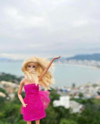 Na onda da Barbie: prefeitura de Itapema (SC) faz ensaio fotográfico de boneca em pontos turísticos; veja