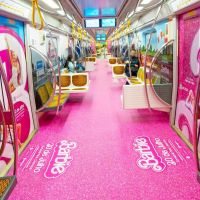 Partiu Barbie Land? Metrô de SP ganha vagão temático do filme “Barbie”