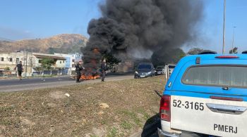 Após a operação policial, moradores da Vila Kennedy queimaram pneus em protesto contra a ação