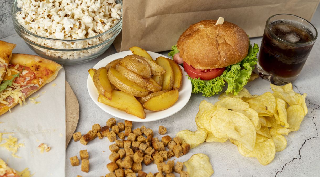 Os alimentos ultraprocessados geralmente possuem alto teor de gorduras, açúcares ou sódio.