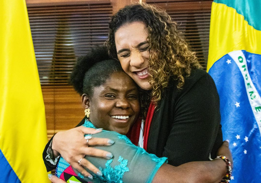 A ministra Anielle Franco, da Igualdade Racial, com a vice-presidente da Colômbia, Francia Márquez