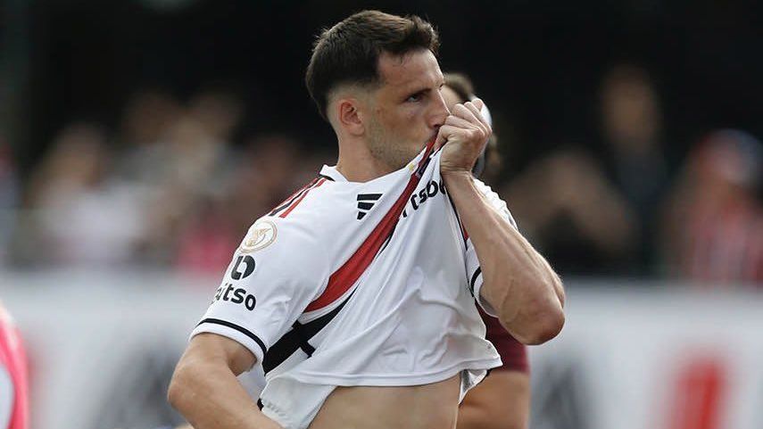Calleri comemora gol na vitória contra o Santos