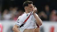 Toca nele! Calleri marca duas vezes em goleada do São Paulo contra o Santos; Pato deixa o dele