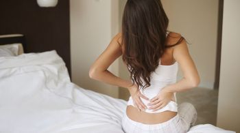 Dor nas costas afeta mais de 600 milhões de pessoas e pode aumentar com o passar dos anos; veja como é o tratamento e a prevenção