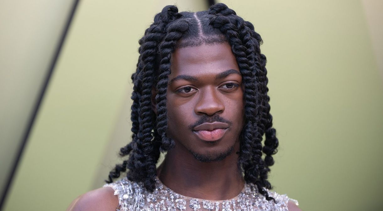 Lil Nas X participa do desfile de moda Versace Fall-Winter 2023 Versace no Pacific Design Center em 9 de março em West Hollywood, Califórnia