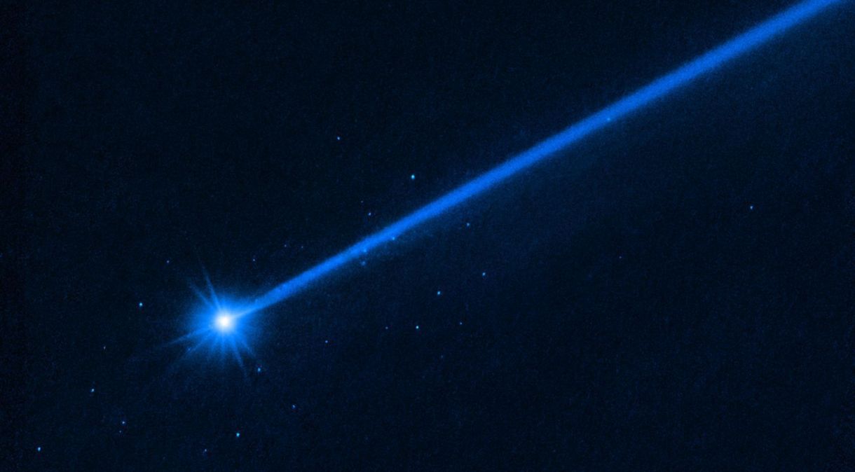 Esta imagem do Telescópio Espacial Hubble do asteroide Dimorphos foi tirada em 19 de dezembro de 2022, quase três meses após a missão DART da NASA impactar o asteroide. A câmera altamente sensível do Hubble revela algumas dezenas de pedregulhos derrubados do asteroide