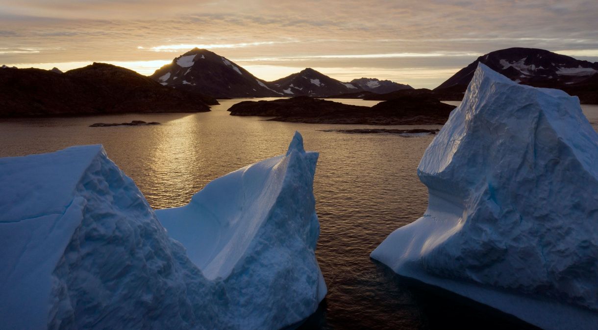 Grandes icebergs perto de Kulusuk, Groenlândia. Os cientistas dizem que uma circulação oceânica crítica no Atlântico Norte pode entrar em colapso nas próximas décadas