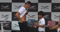 Sarado! Fã pede e Cristiano Ronaldo exibe “barriga tanquinho”, no Japão