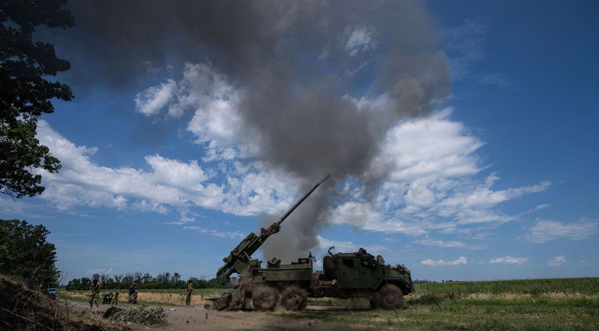 Um obus autopropulsado ucraniano dispara contra posições russas perto de Bakhmut em 7 de julho.