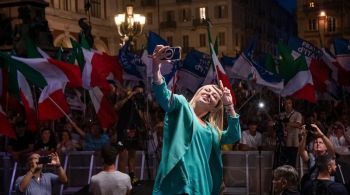 O governo da Itália sob Giorgia Meloni está mais à direita do que em qualquer outro momento desde o governo de Mussolini