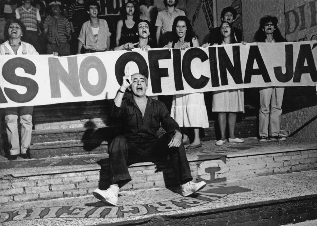 Retrato do ator e diretor José Celso Martinez Corrêa (c), mais conhecido como Zé Celso, durante peça teatral, em fevereiro de 1983.