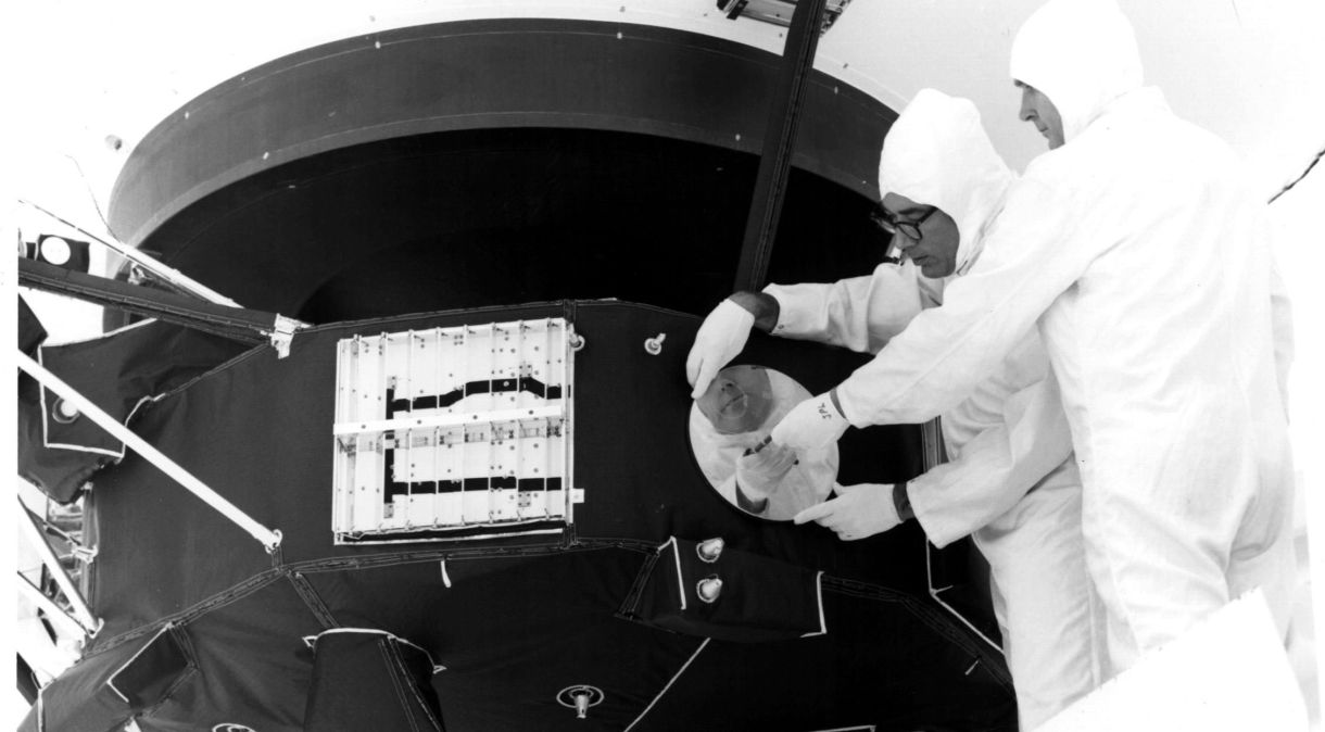 Engenheiros protegem o Voyager Golden Record em 1977