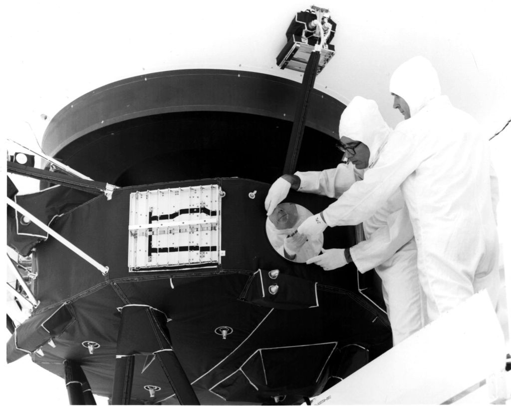 Engenheiros protegendo a cobertura do Voyager 1 Golden Record em 1977.