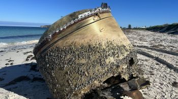 Objeto cilíndrico e enferrujado foi encontrado em praia da Austrália no último domingo (16); agência descarta teoria de que destroços seriam de avião comercial