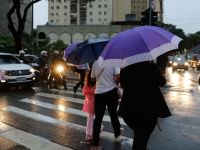 Temperatura sobe em São Paulo e cidade terá chuvas fortes até terça, diz previsão