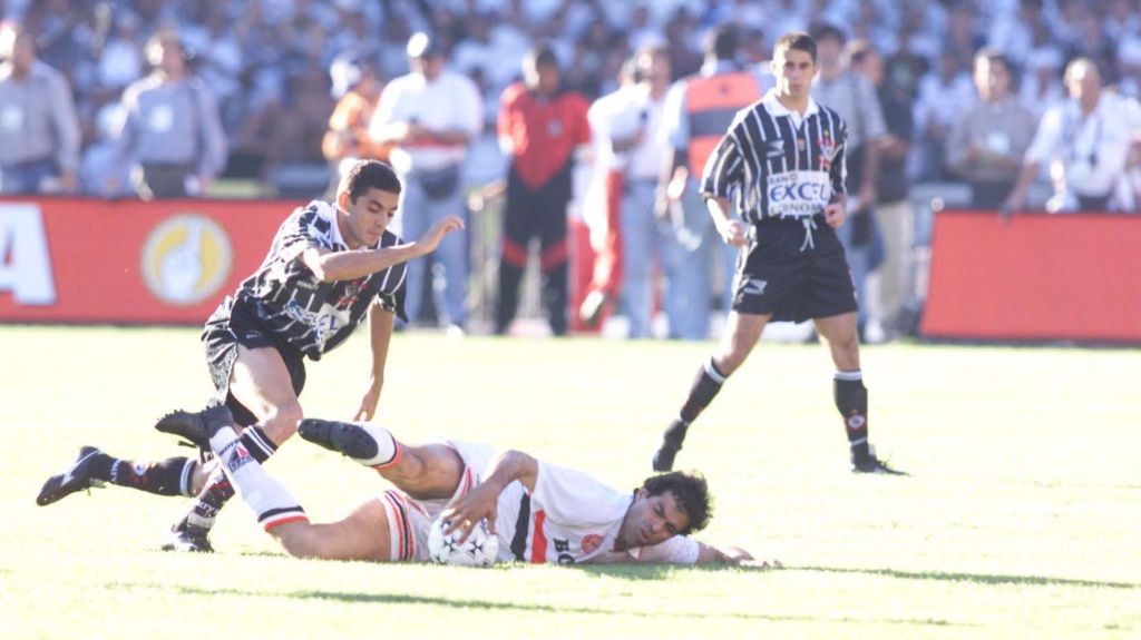 Raí sofre falta durante final do Paulistão de 1998, contra o Corinthians