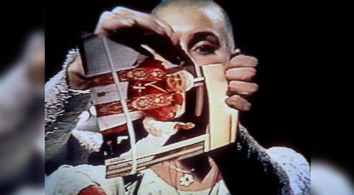 Cantora Sinéad O’Connor rasga foto do papa João Paulo II durante apresentação no Saturday Night Live, em 1992.