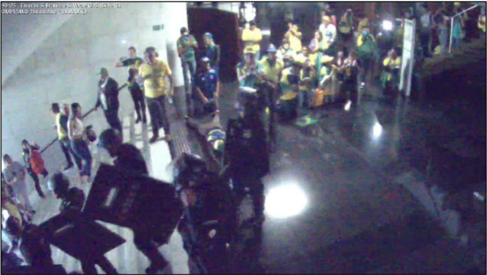 Policiais do BP Choque da PMDF deixando a escadaria entre o Salão Branco e o Salão Verde, às 15h53, de 8 de janeiro.