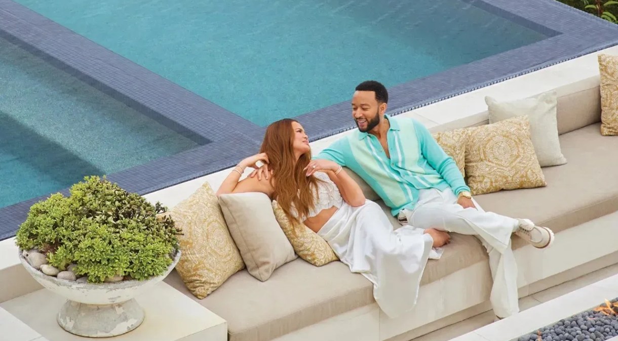 Chrissy Teigen e John Legend à beira da piscina em sua nova propriedade em Beverly Hills.