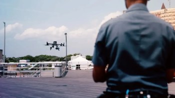 Salva-vidas e policiais monitoram praia em Nova York com drones e emitem alertas para os frequentadores