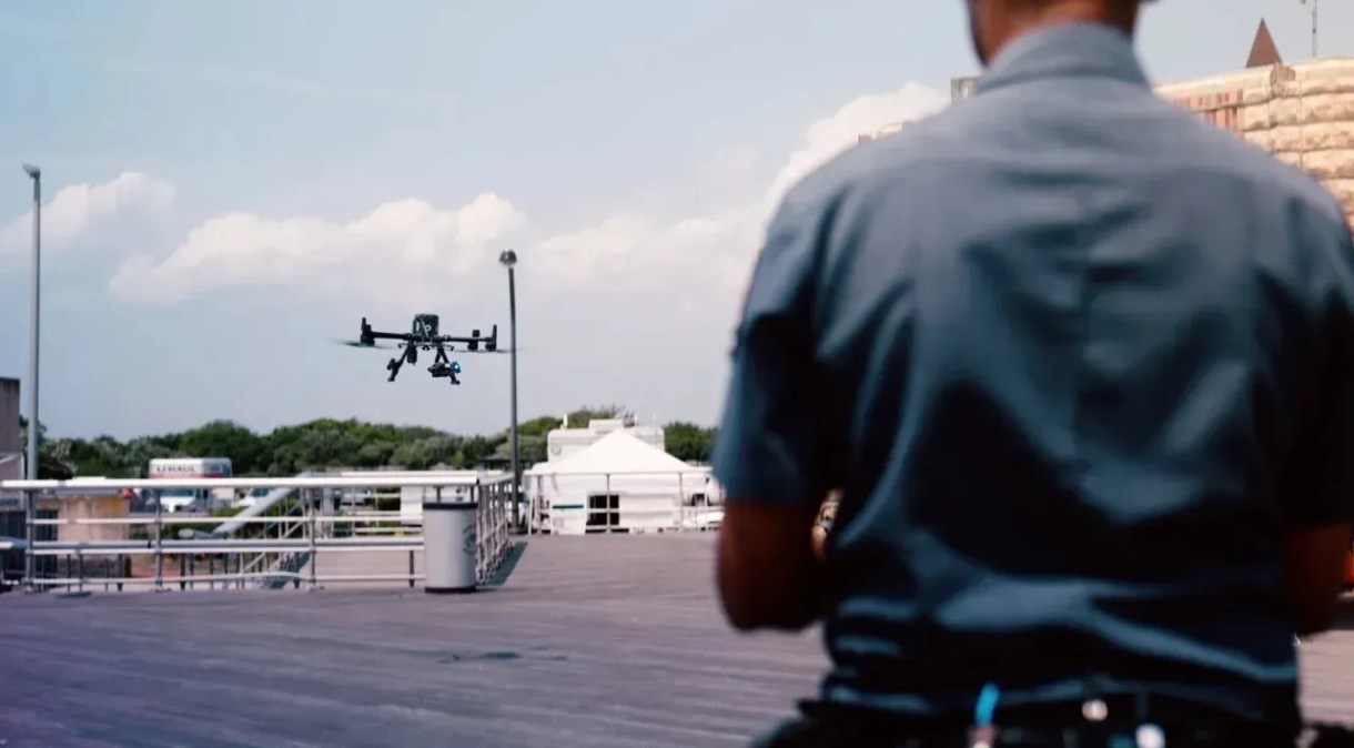 O capitão Rishi Basdeo, da Polícia do Parque Estadual de Nova York, é visto pilotando um dos drones do departamento na orla de Jones Beach
