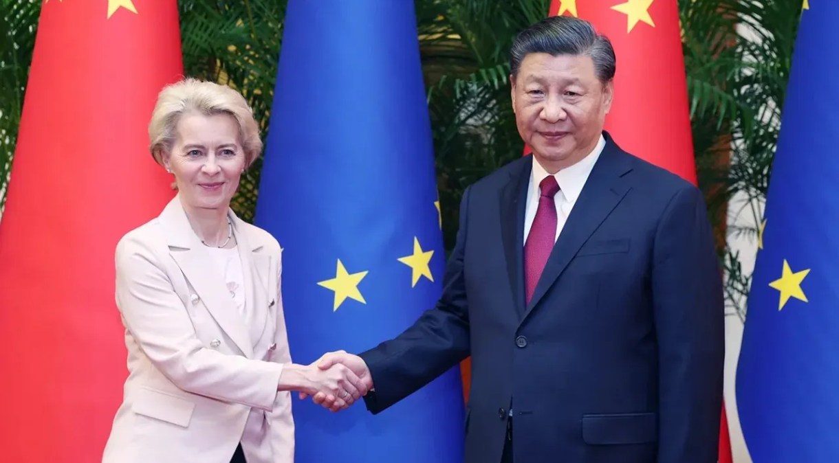 A presidente da Comissão Europeia, Ursula von der Leyen, se reúne com o presidente chinês Xi Jinping no Grande Salão do Povo em Pequim, capital da China, em imagem de 6 de abril de 2023