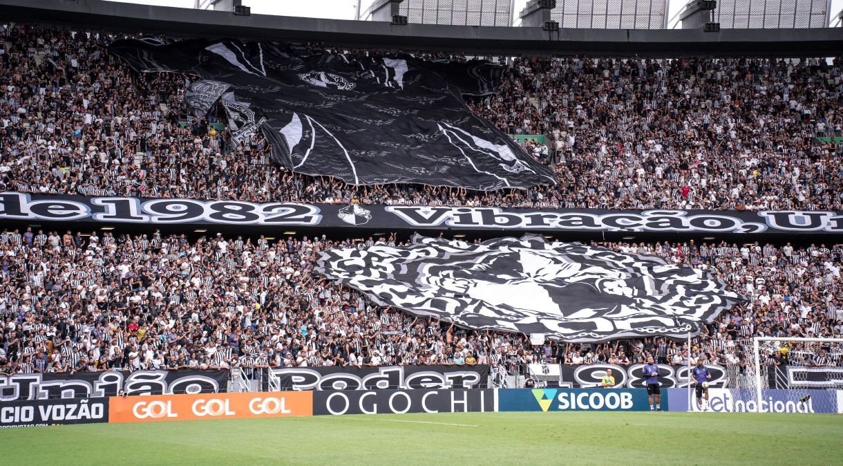 Torcida do Ceará faz festa em partida no Castelão