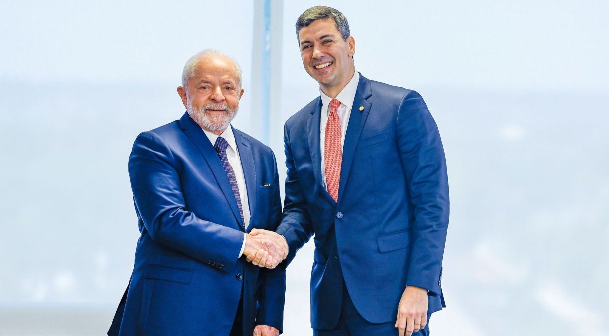 Presidente do Brasil, Luiz Inácio Lula da Silva, e presidente do Paraguai, Santiago Peña discutem acordo de Itaipu