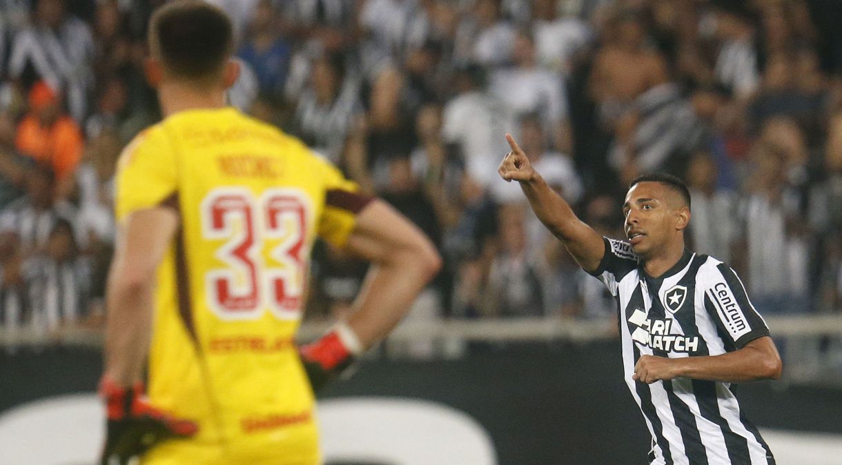 Victor Sá comemora gol contra o Inter no Estádio Nilton Santos, pela 19ª rodada do BrasileiroImagem protegida pela Lei do Direito Autoral Nº 9.610, DE 19 DE FEVEREIRO DE 1998. Sendo proibido qualquer uso comercial, remunerado e manipulacao/alteracao da obra.