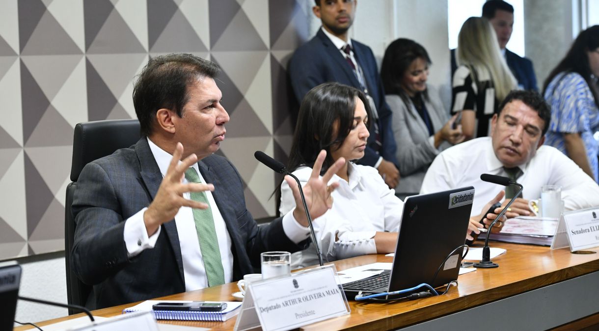 Presidente da CPMI, deputado federal Arthur Maia (União-BA), ao lado da relatora, senadora Eliziane Gama (PSD-MA), e do vice-presidente da comissão, senador Magno Malta (PL-ES)