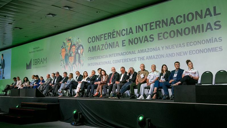 Autoridades durante Conferência Internacional Amazônia e Novas Economias, em Belém