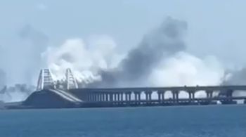 Fotos e vídeos circulando em plataformas de mídia social mostraram uma fumaça branca saindo da ponte; tráfego foi temporariamente bloqueado
