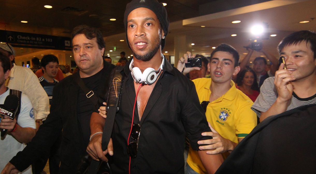 O ex-jogador Ronaldinho Gaúcho é um dos famosos que são alvo de comissões de inquérito