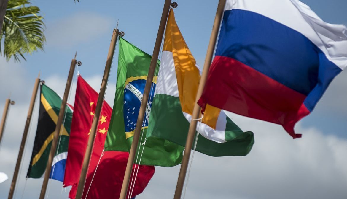 Bandeiras dos países dos Brics antes da expansão recente.