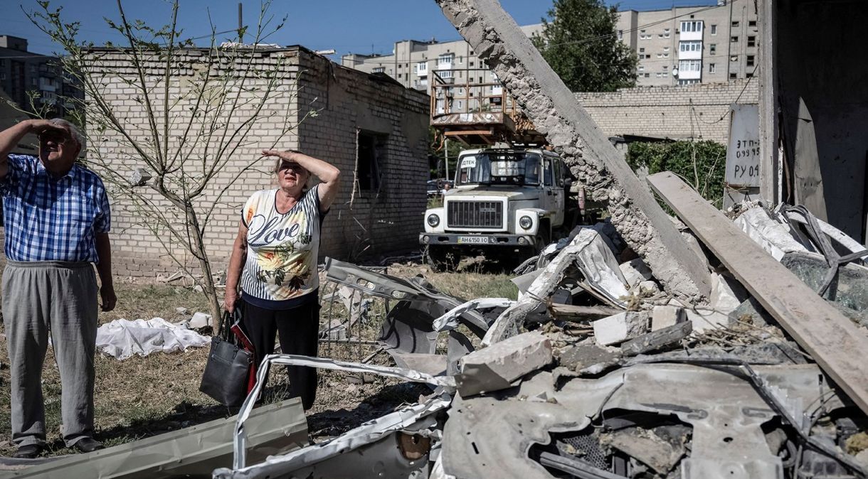 Moradores do lado de fora de um prédio de apartamentos danificado por um ataque de míssil russo em Pokrovsk, região de Donetsk, Ucrânia, em 8 de agosto