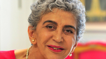 Autora de vários livros, ela cursou Letras na Universidade de Brasília (UnB), foi professora do Instituto Rio Branco e consultora legislativa no Senado Federal.
