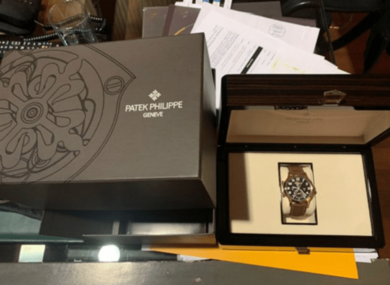 Relógio da marca Patek Philippe, possivelmente recebido pelo ex-presidente Jair Bolsonaro (PL) durante viagem oficial ao Bahrein, em novembro de 2021.