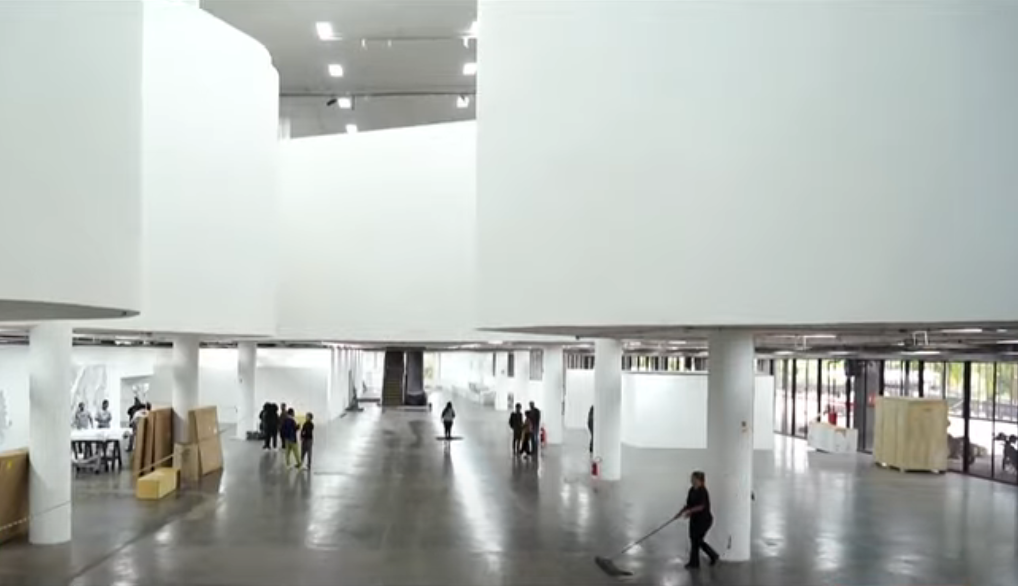 Paredes temporárias foram instaladas no prédio da Bienal de São Paulo