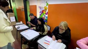 Expectativa é que cerca de 35 milhões de argentinos votem até às 18h; pré-candidatos que serão escolhidos hoje irão concorrer à Presidência da Argentina no dia 22 de outubro