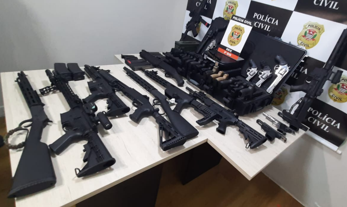Armas, como fuzis e espingardas, foram apreendidas pela polícia de São Paulo