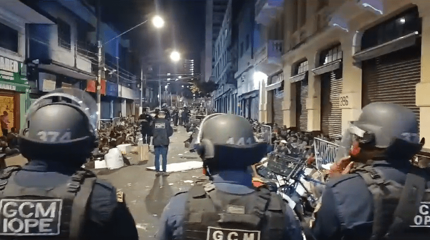 Guardas civis acompanham a movimentação do fluxo da Cracolândia, no centro de São Paulo