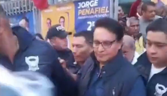 Vídeo registra momento em que o candidato Fernando Villavicencio é baleado ao deixar um comício na capital do Equador