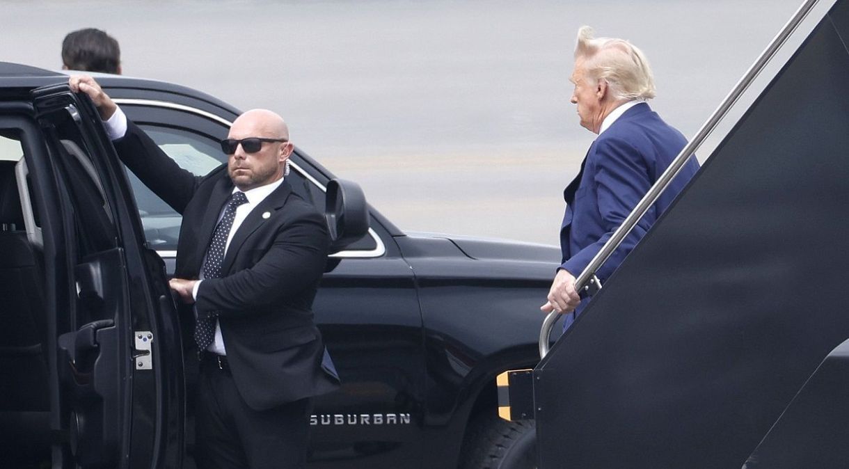 Imagem mostra Trump desembarcando em Washington para depor, na tarde desta quinta-feira