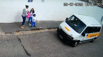 Pais da garota registraram boletim de ocorrência contra a condutora, que teve a licença suspensa pela prefeitura de São Bernardo do Campo; criança passa bem 
