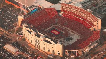 Partida da equipe de Nebraska reuniu 92 mil pessoas no estádio de futebol da universidade
