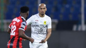 Ex-volante do Liverpool começa o Campeonato Saudita com vitória 
