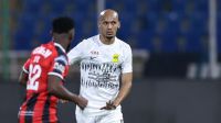 Fabinho ganha relógio de presente após estreia pelo Al-Ittihad; veja o vídeo