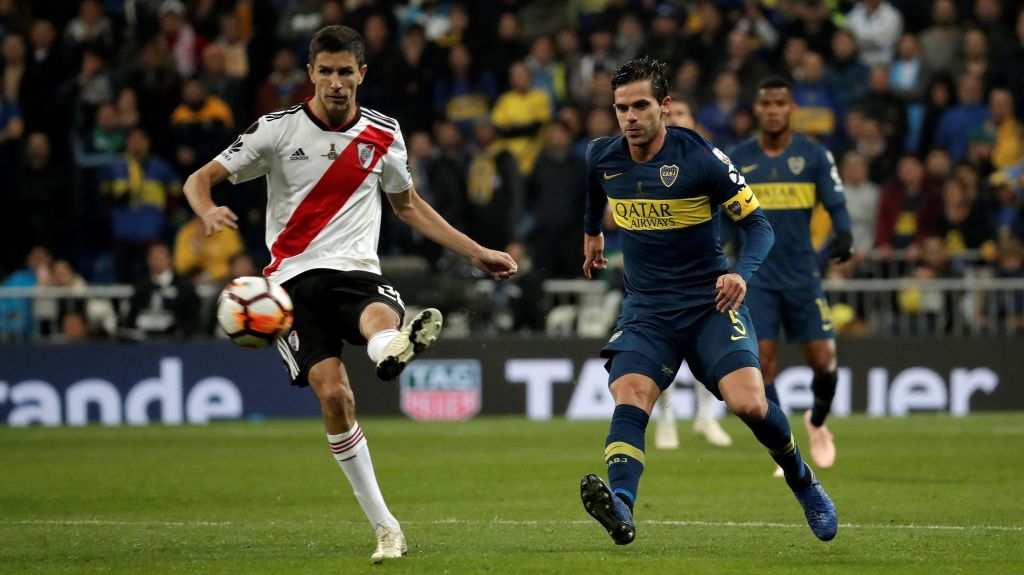 Ignacio Fernandez, do River Plate, e Fernando Gago, do Boca Juniors, durante o segundo jogo da final da Libertadores de 2018