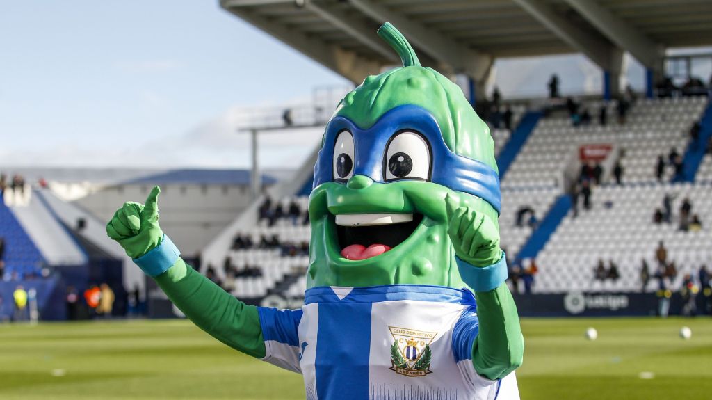 "Super Pepino", mascote do Leganés, em ação antes de jogo contra o Barcelona, em 2019